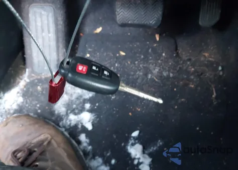 2013 Toyota Rav4 Le z USA, uszkodzony, nr VIN JTMBFREV6DD005184